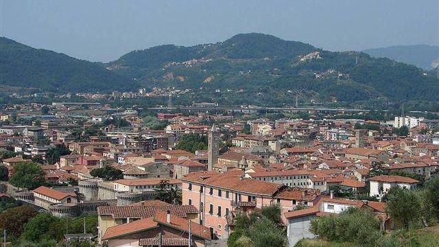 Una veduta aerea di Carrara, tra le città che hanno perso residenti nel corso dell’ultimo anno