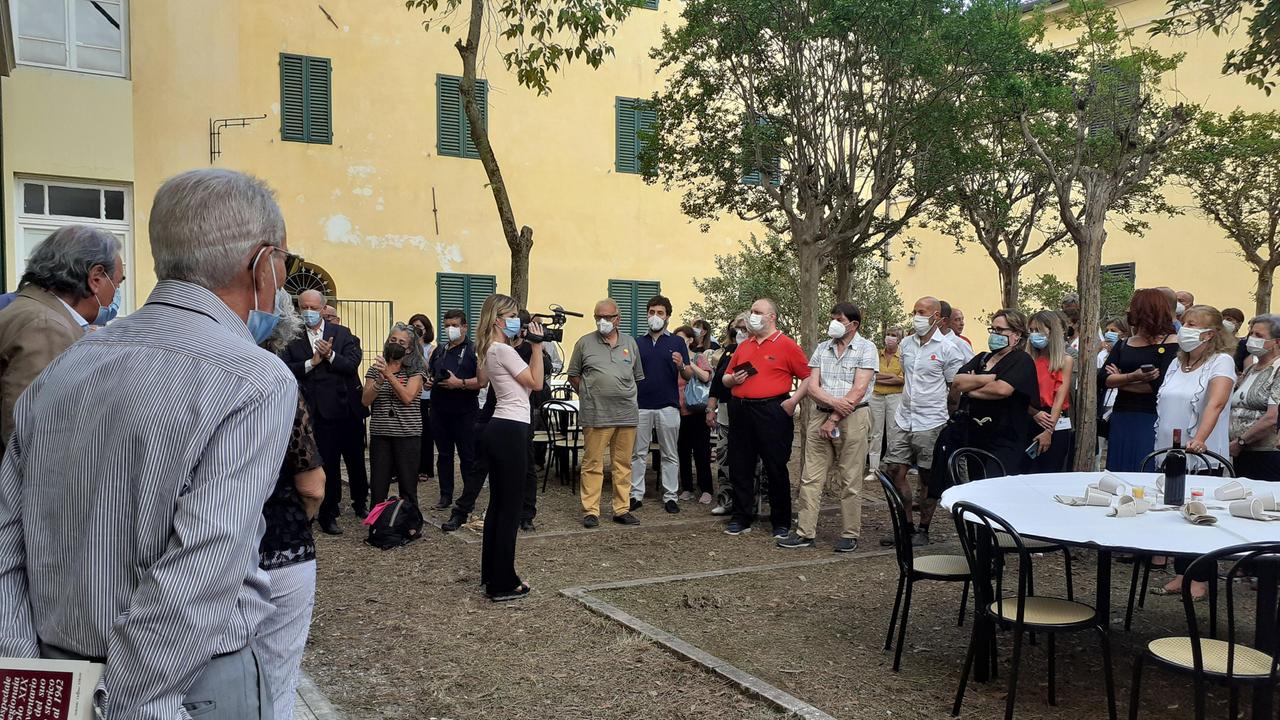 Un momento della cerimonia di inaugurazione della biblioteca