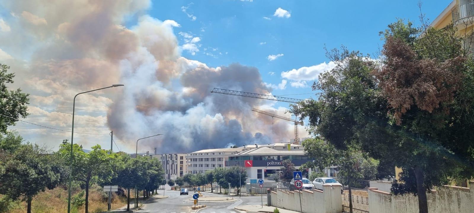 L'incendio a Nuoro (foto Massimo Locci)