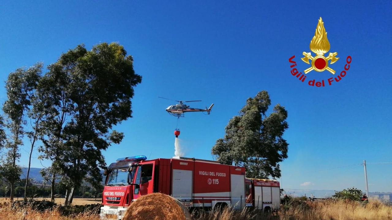 Incendio a Milis, forze a terra e 3 elicotteri impegnati a difesa delle aziende agricole