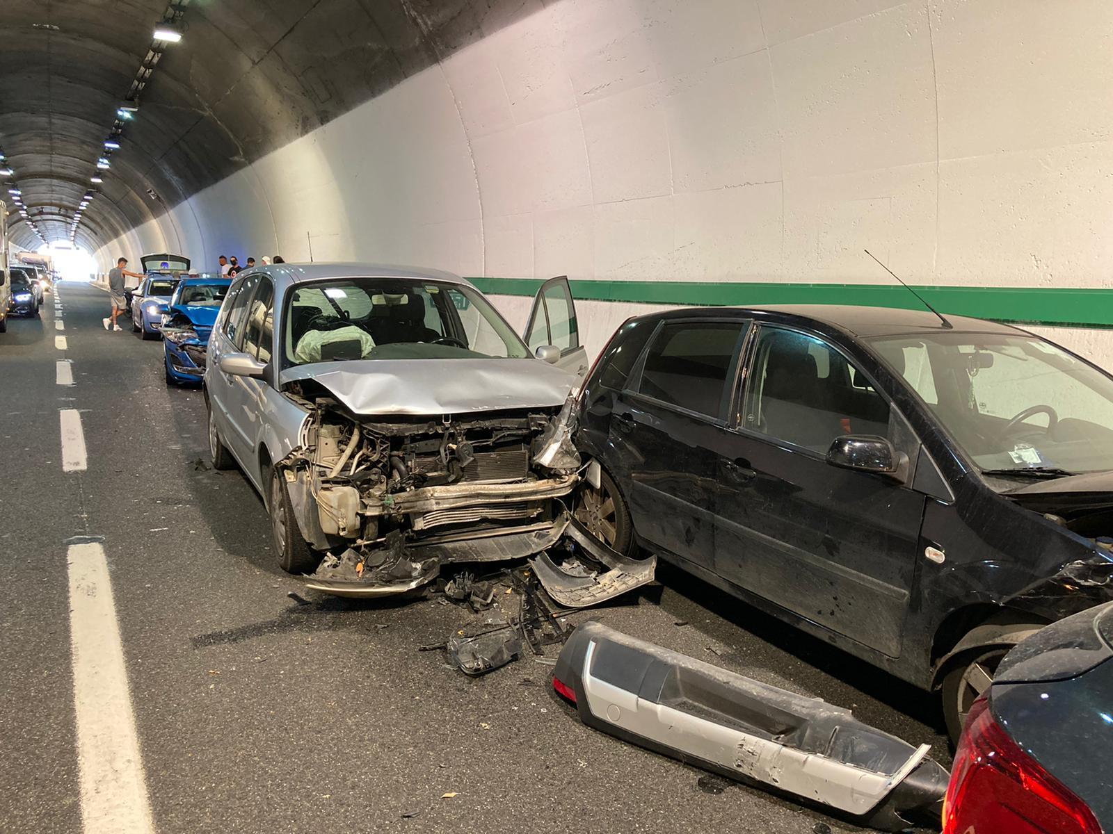 Alcune delle auto rimaste coinvolte nell'incidente (foto Michele Falorni/Silvi)