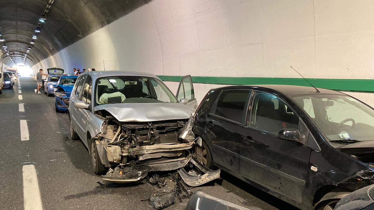 Alcune delle auto rimaste coinvolte nell'incidente (foto Michele Falorni/Silvi)