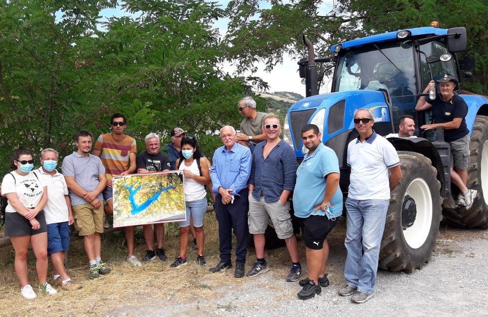 La manifestazione pro gida di Vetto alla quale hanno partecipato anche agricoltori e allevatori