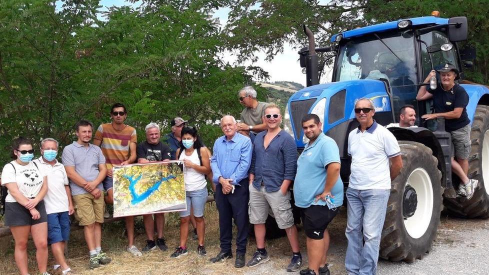 La manifestazione pro gida di Vetto alla quale hanno partecipato anche agricoltori e allevatori