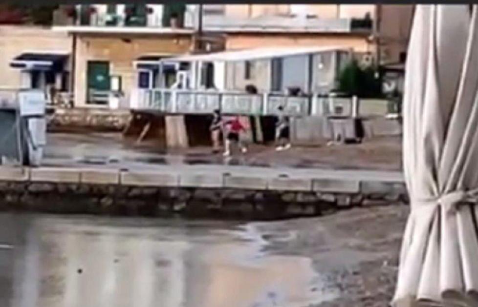 Un fermo immagine che riprende i tre giovani mentre lanciano i sassi contro le barche
