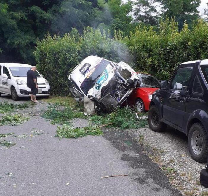 Rally, auto finisce fuori strada e atterra sopra una Seicento: «Schianto spaventoso» - Video