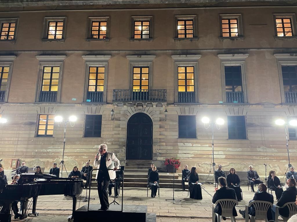 Un momento dell'esibizione del coro del Teatro Lirico di Cagliari