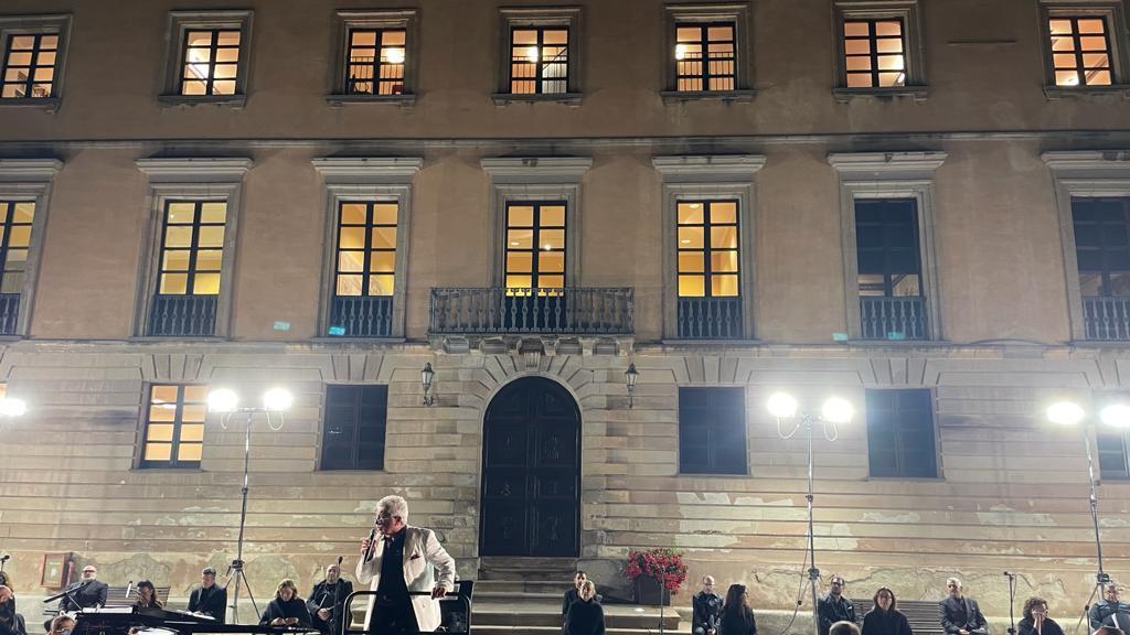 Un momento dell'esibizione del coro del Teatro Lirico di Cagliari