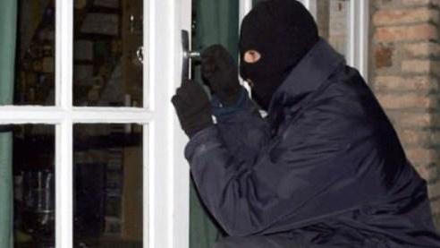 Non riescono a entrare in casa, rubano le sedie lasciate nel balcone