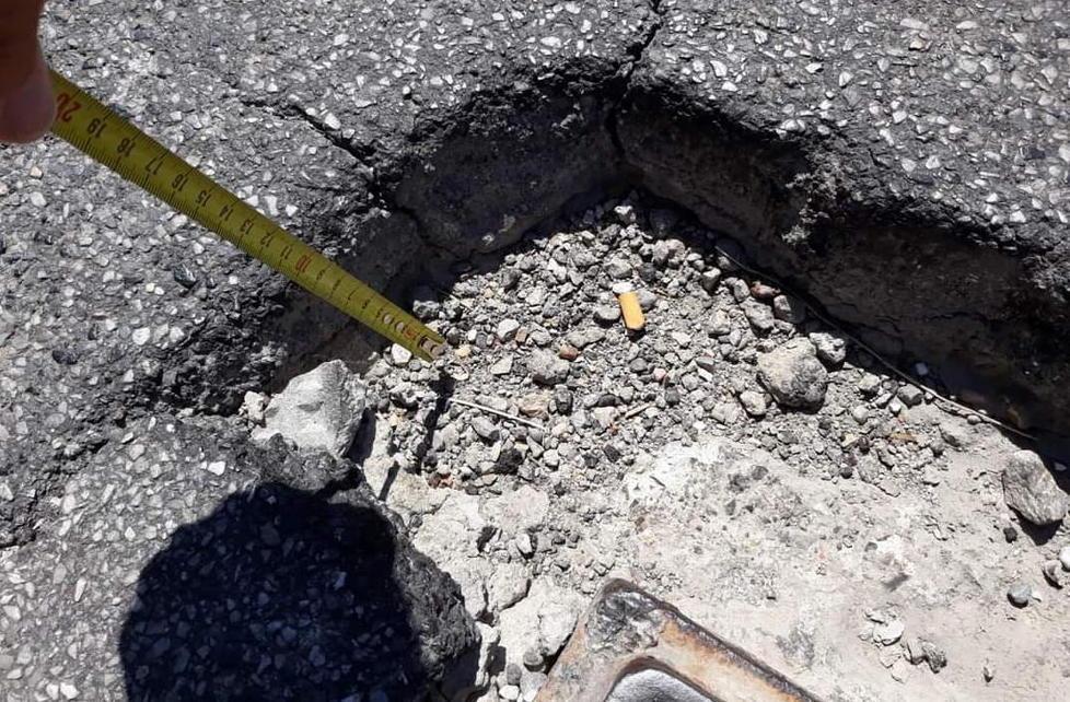 Grossa buca in via Consorziale