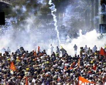 Il corteo spezzato in due e il questore grida: «Ma chi ha ordinato di caricare qui?»