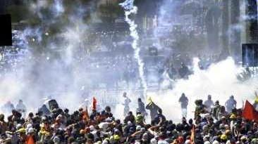 Il corteo spezzato in due e il questore grida: «Ma chi ha ordinato di caricare qui?»