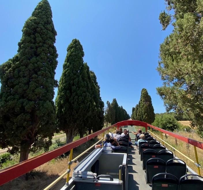 Borghi in bus, il via libera dimezzando i posti sul mezzo a due piani