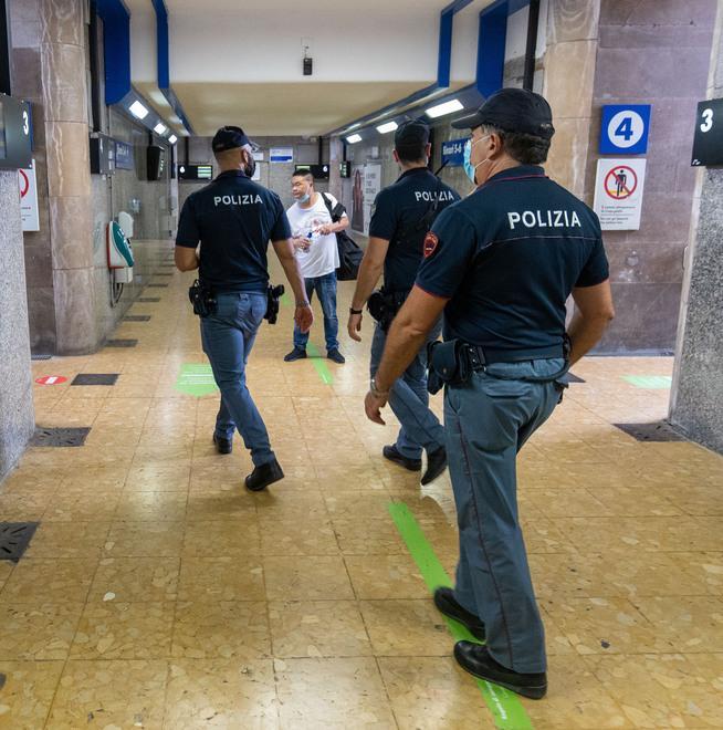Ruba un telefono all’interno dell’edicola Guai per una 33enne 