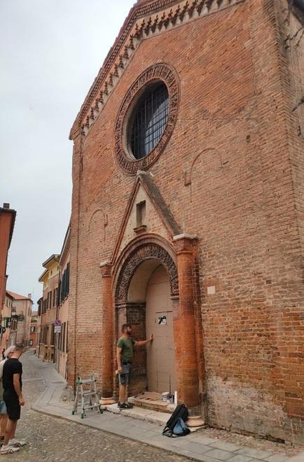 Chiesa di San Giacomo nuova tranche di lavori ripulito il portone 