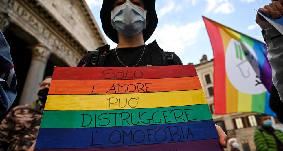 «L’alias in università è un pericolo» «Cosa dici? Qui siamo precursori» 