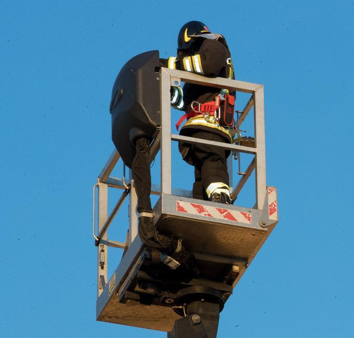 Scale e ostacoli in casa Donna va all’ospedale grazie ai vigili del fuoco