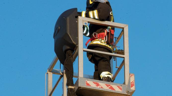 Scale e ostacoli in casa Donna va all’ospedale grazie ai vigili del fuoco