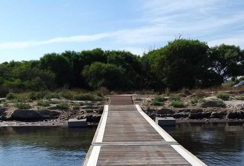 Installato il molo delle polemiche, a Mare Morto c’è il nuovo pontile