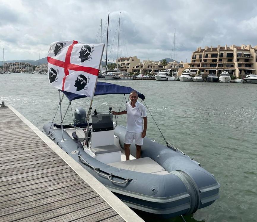 La sfida del manager: dalla Gallura a Parigi con il suo gommone