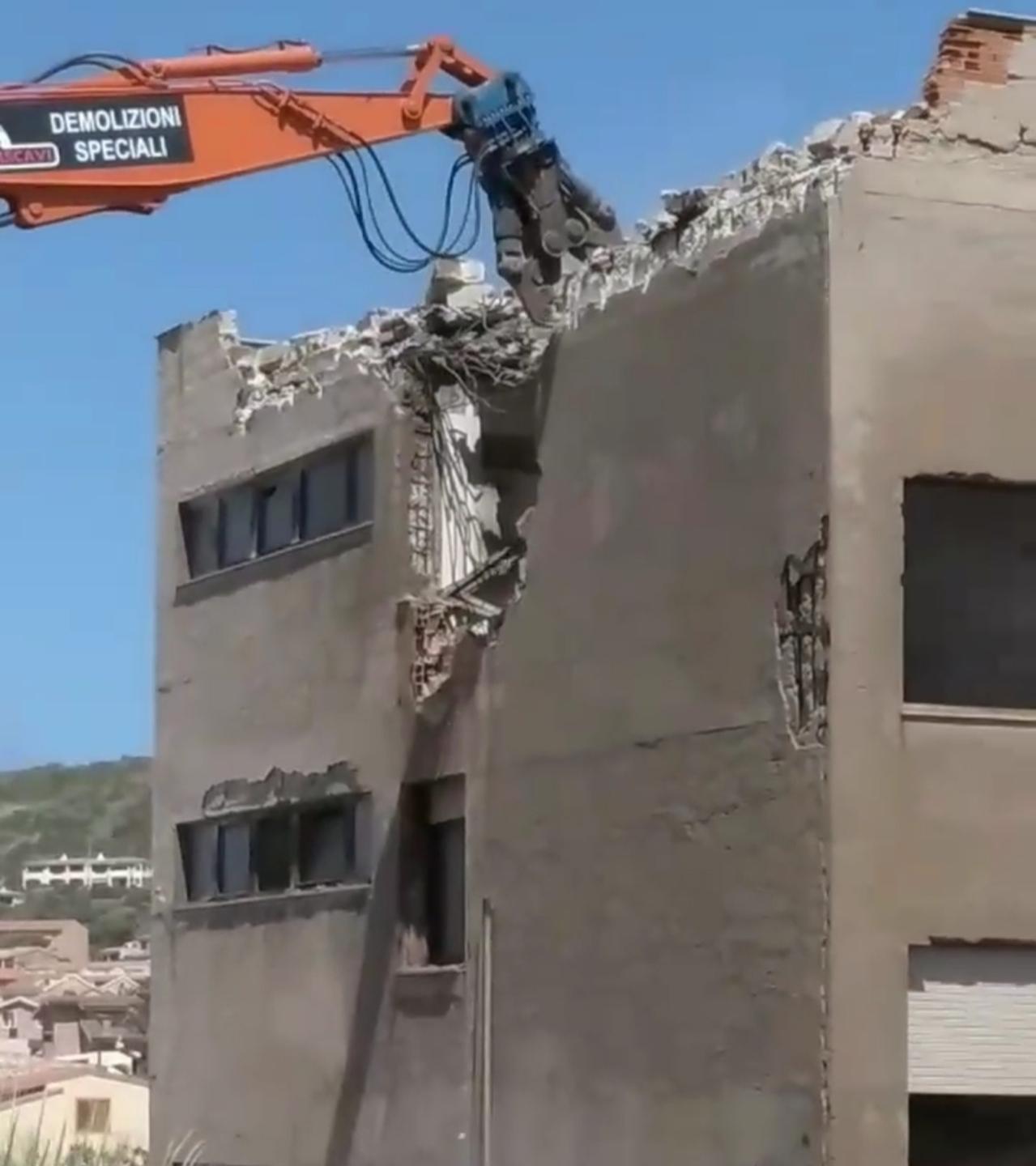 Castelsardo, il Palazzo degli Americani cade sotto i colpi di benna 