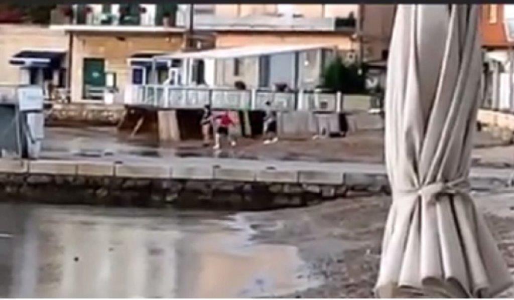 Un fermo immagine del video dei giovani mentre lanciano sassi