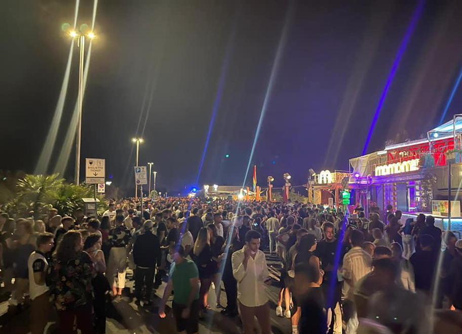 Marina di Torre del Lago, sabato di assembramenti: partono le denunce