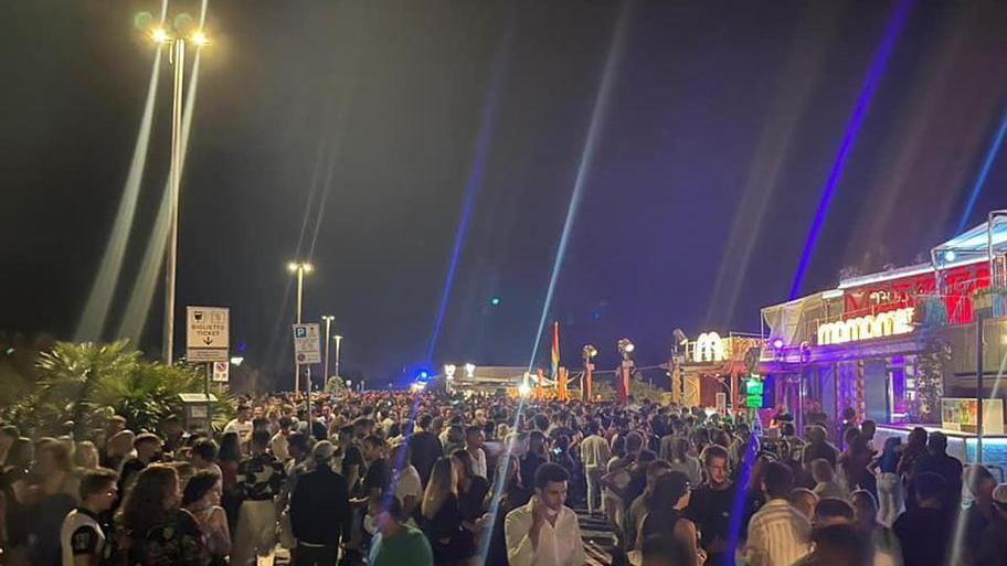 Marina di Torre del Lago, sabato di assembramenti: partono le denunce