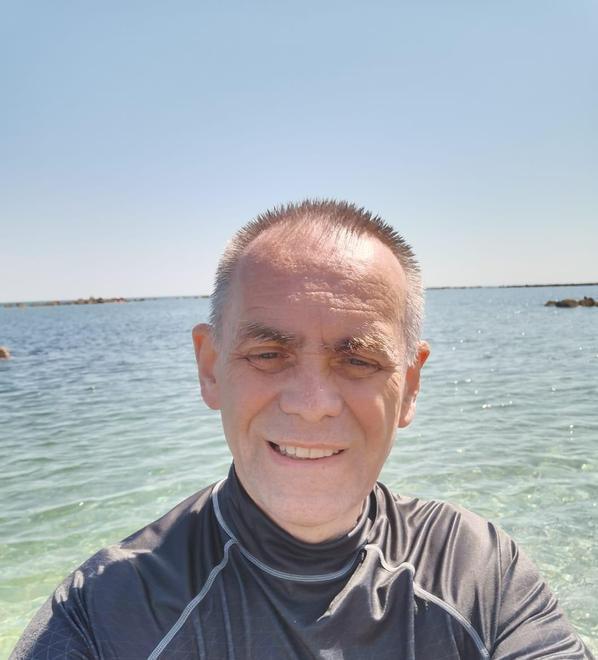Il sacerdote in una foto al mare
