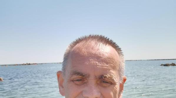 Il sacerdote in una foto al mare