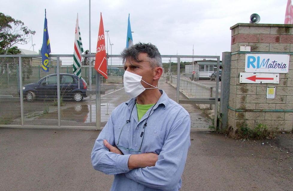 Un dipendente Rimateria davanti al cancello dell’azienda a Ischia di Crociano