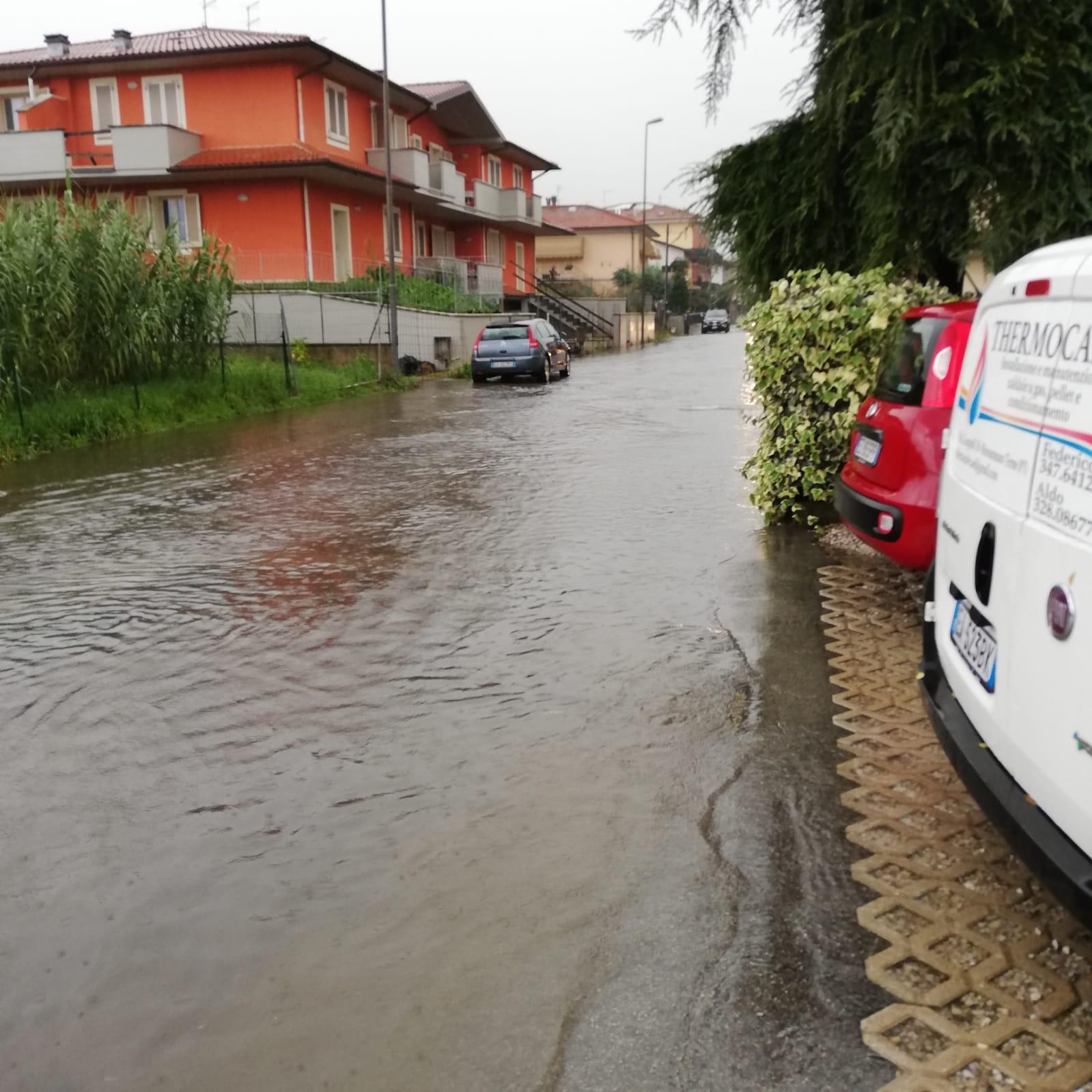 La strada di Monsummano che diventa un fiume quando piove
