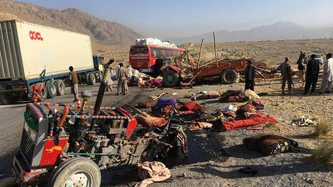 Pakistan: scontro tra pullman e camion, almeno 28 morti