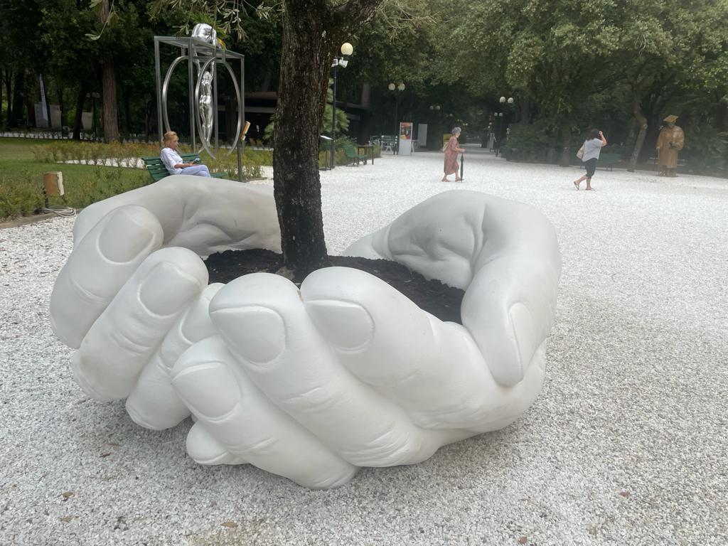 La gigantesca mano di Lorenzo Quinn