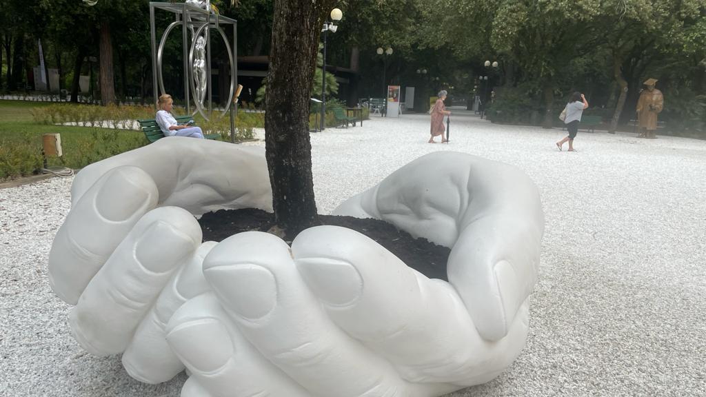 La gigantesca mano di Lorenzo Quinn