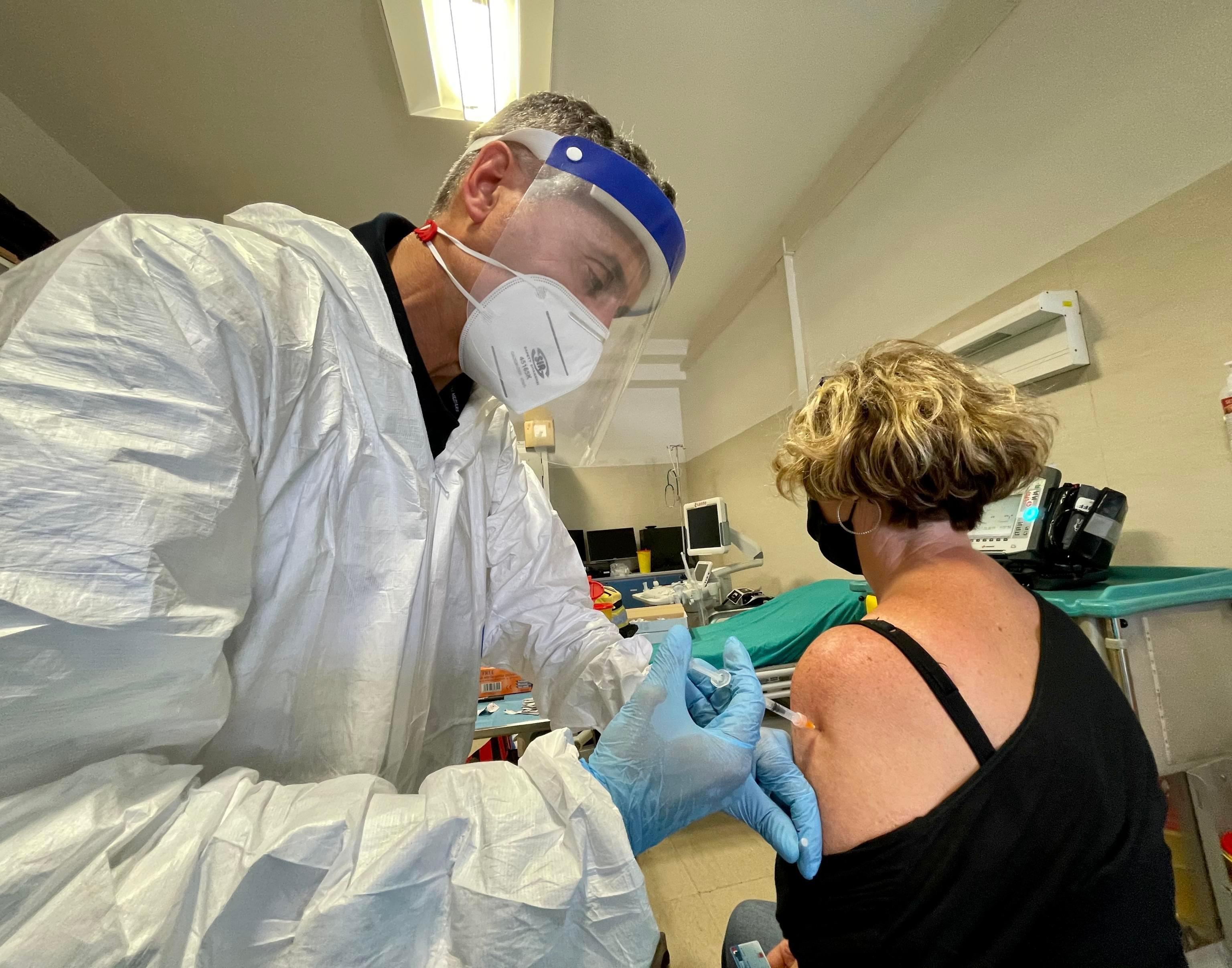 Boom di contagi Covid, da Sassari appello dell'Ordine dei medici: vacciniamoci