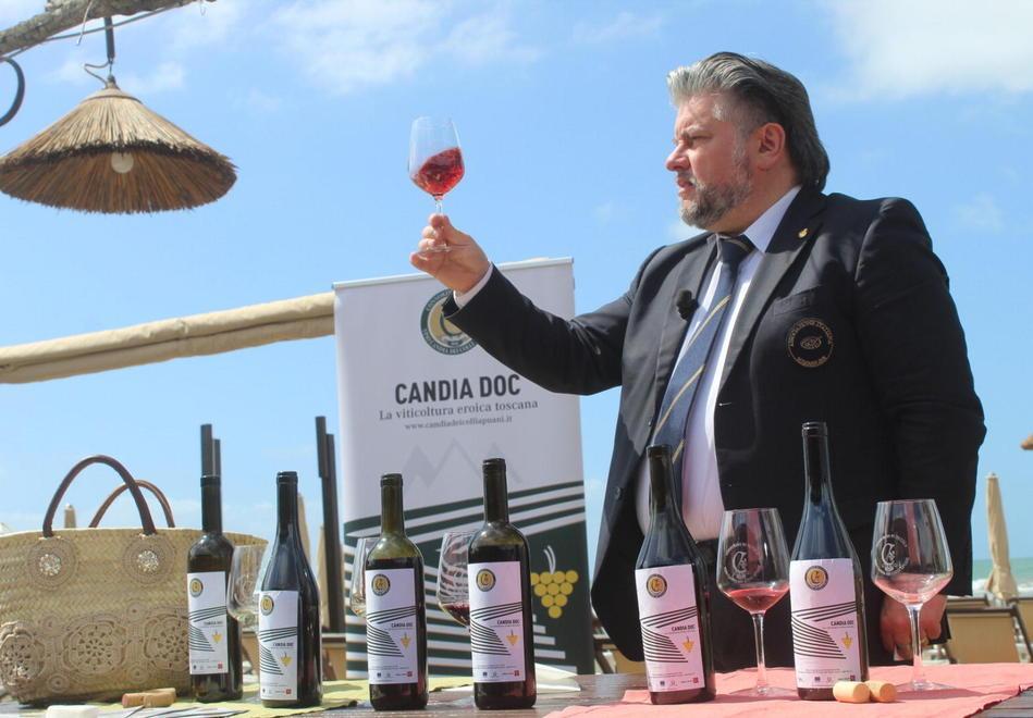 Una degustazione di vini della Doc Candia deiColli Apuani che saranno al centro della serata alal Versiliana