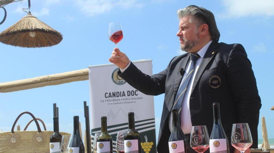 Una degustazione di vini della Doc Candia deiColli Apuani che saranno al centro della serata alal Versiliana