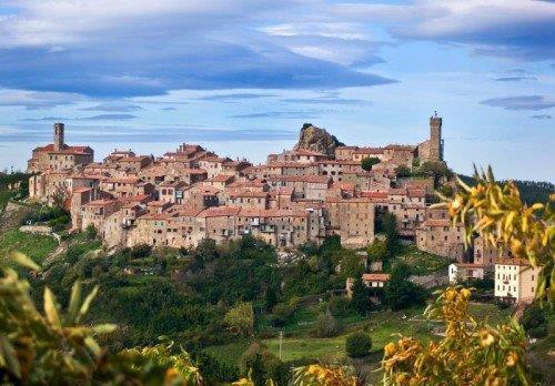 Una veduta del borgo di Roccatederighi che ospiterà,  da oggi a settembre, quattro mostre al centro civico