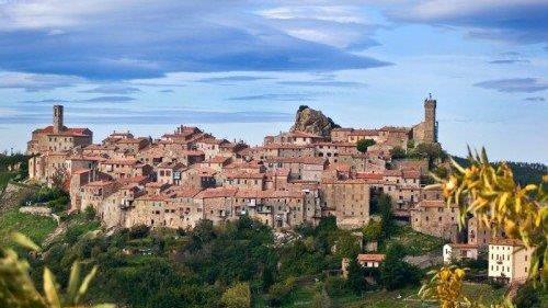 Una veduta del borgo di Roccatederighi che ospiterà, da oggi a settembre, quattro mostre al centro civico