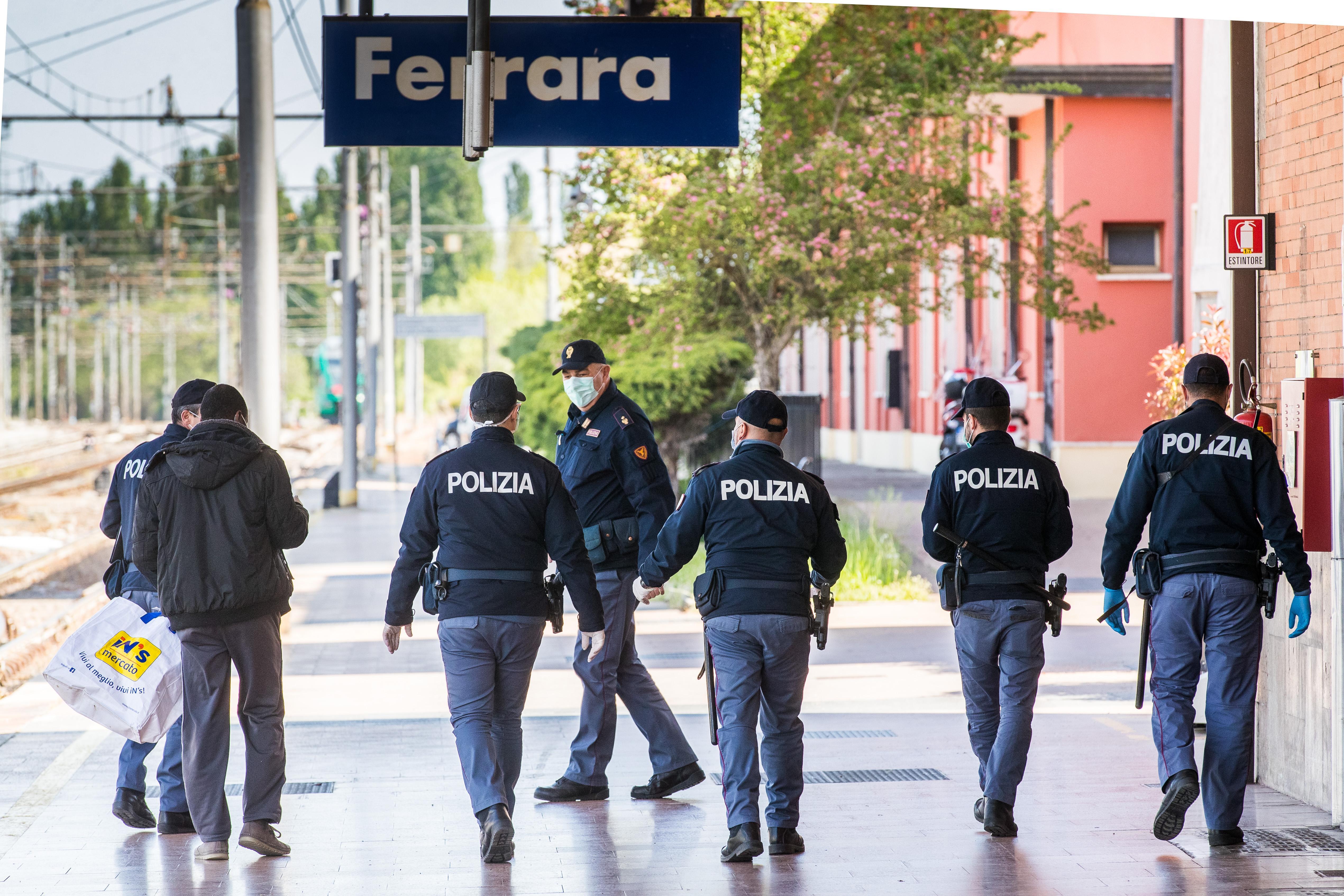 In stazione senza titolo e senza mascherina, denunciato e sanzionato