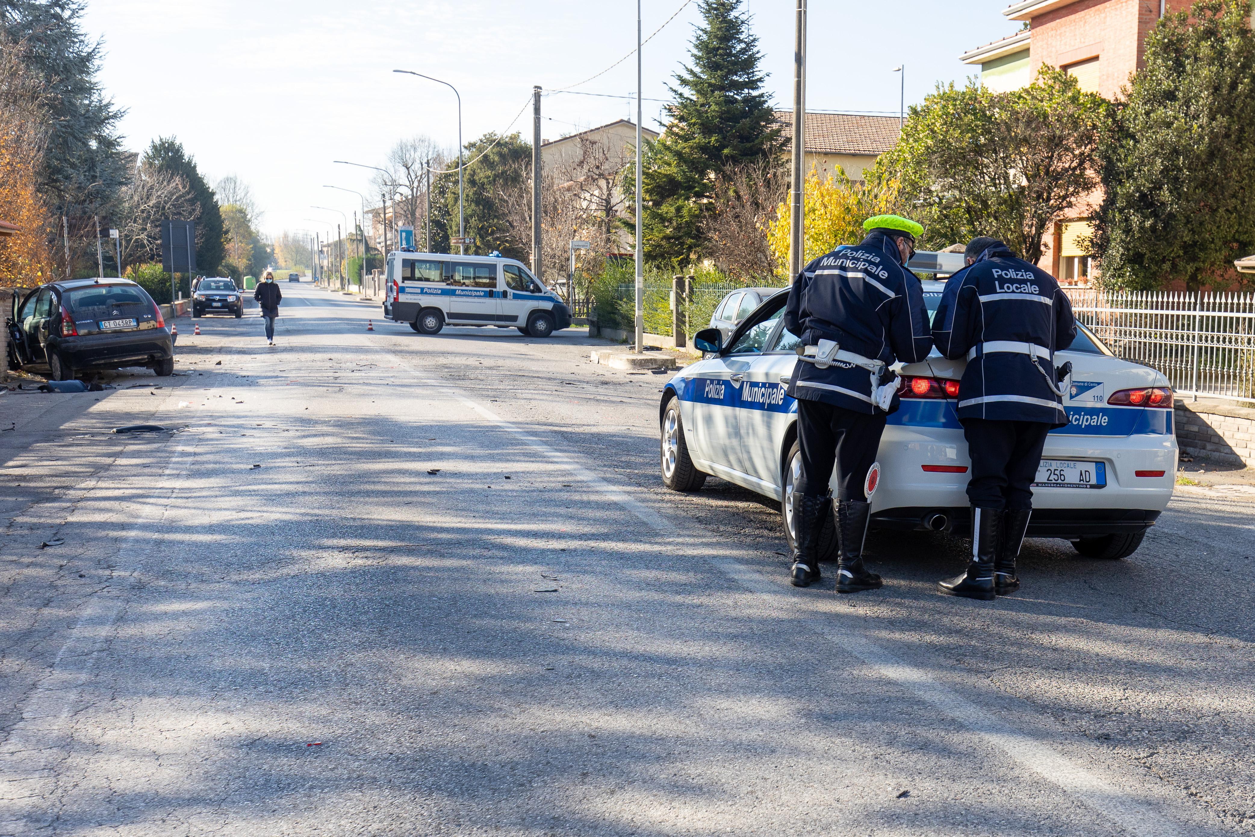 Fa pipì sul margine della strada visibile ai passanti: 3.333 euro di multa