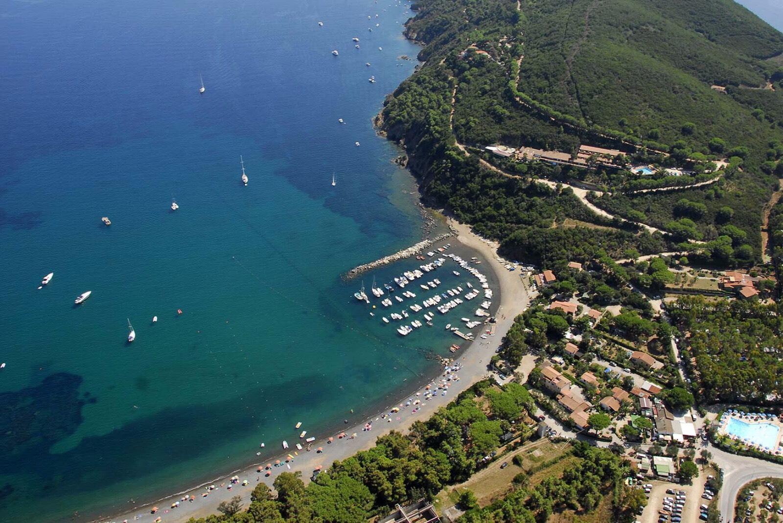 Elba, turista porta per sbaglio un ordigno bellico in spiaggia: arenile transennato 