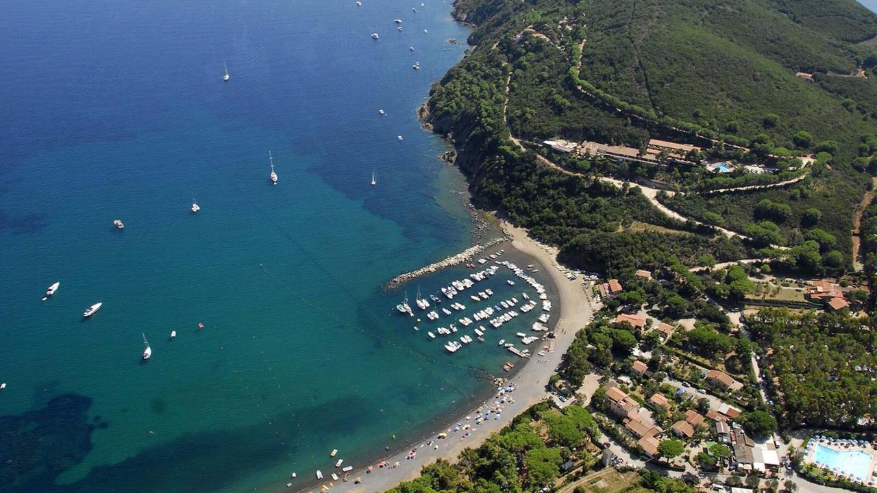 Elba, turista porta per sbaglio un ordigno bellico in spiaggia: arenile transennato