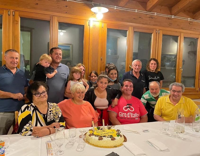 I volontari, i parenti e gli amici di Mirco Razzoli alla festa al ristirante Collina