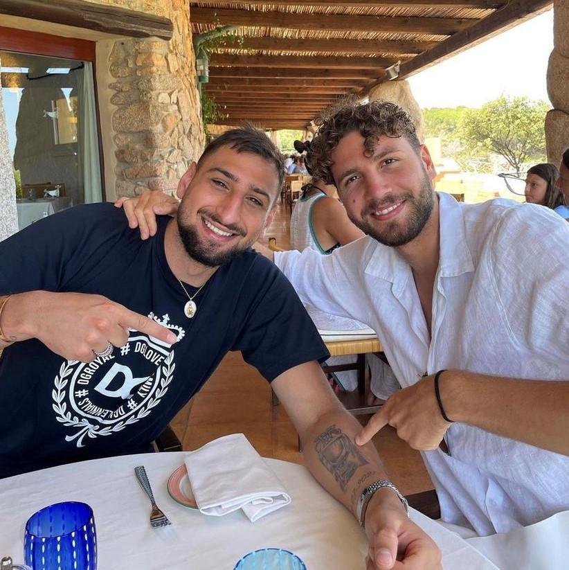 Donnarumma e Locatelli insieme a Porto Cervo nella foto pubblicata su Instagram