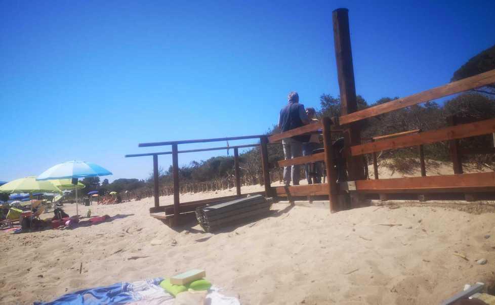 Turista fiorentino protesta «Spiaggia inaccessibile per chi è in carrozzina»