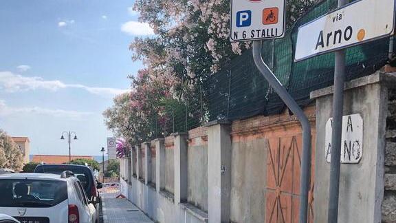 Occupano gli stalli per i disabili e impediscono il passaggio a mare