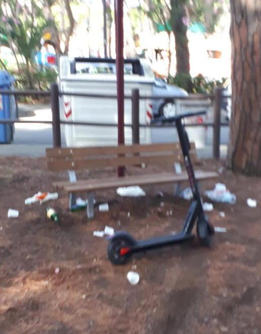 Si addormenta per strada davanti a un negozio in centro 