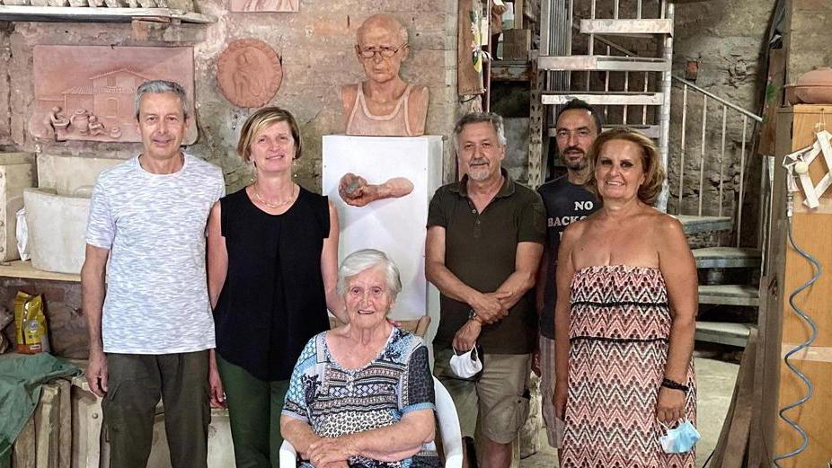 Il busto del suo maestro vigila sul laboratorio con oltre 90 anni di storia